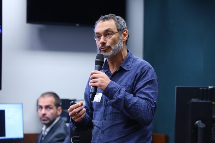 Especialistas defendem atualização de protocolos de tratamento para aids e hepatites virais