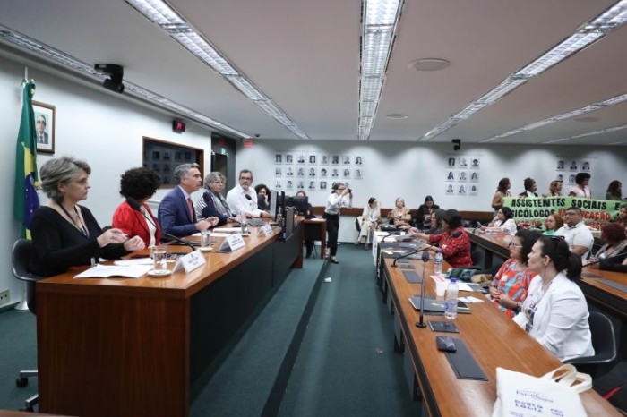 Sistemas de ensino precisam cumprir lei e contratar psicólogos e assistentes sociais, cobram especialistas