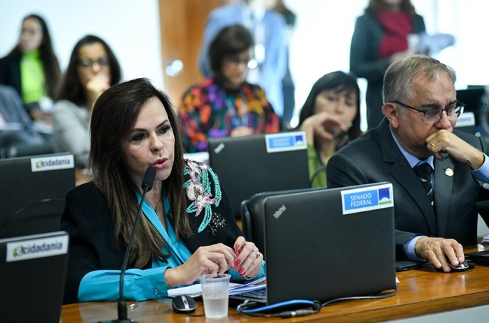 CE aprova instalação obrigatória de internet em escolas