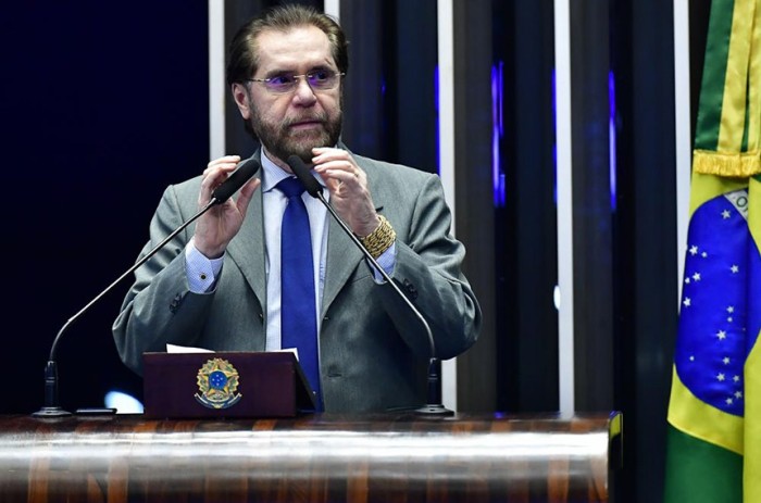 Plínio Valério diz que ataques a professores enfraquecem a democracia