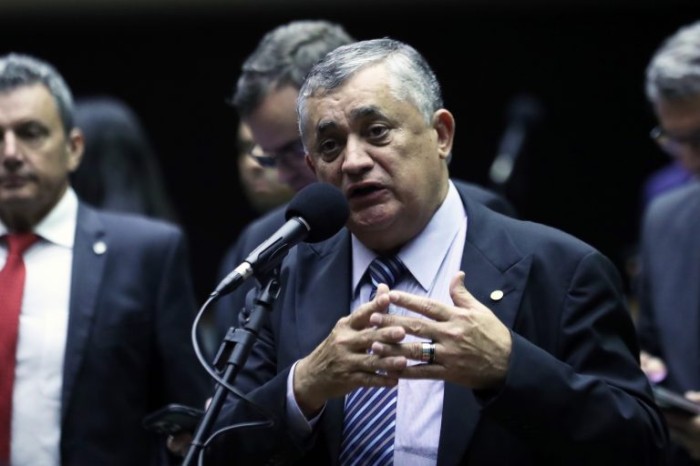 Líder do governo reconhece vitória “doída” na MP que reorganiza ministérios
