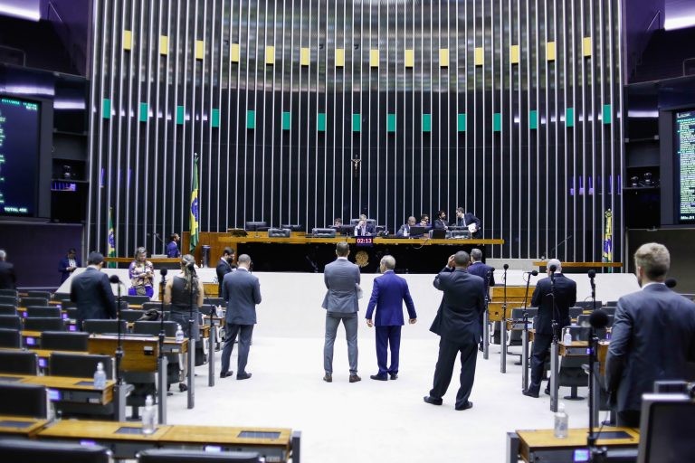 Câmara realiza sessão para votar projetos e MPs nesta terça-feira