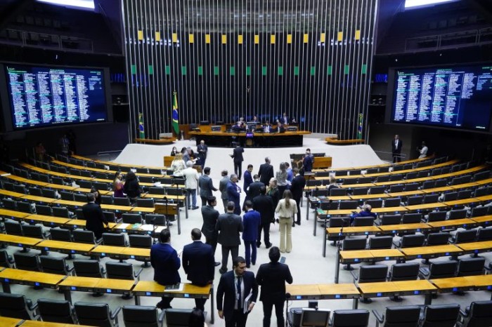 Câmara aprova projeto que amplia recursos para fundo de socorro a calamidades públicas; acompanhe