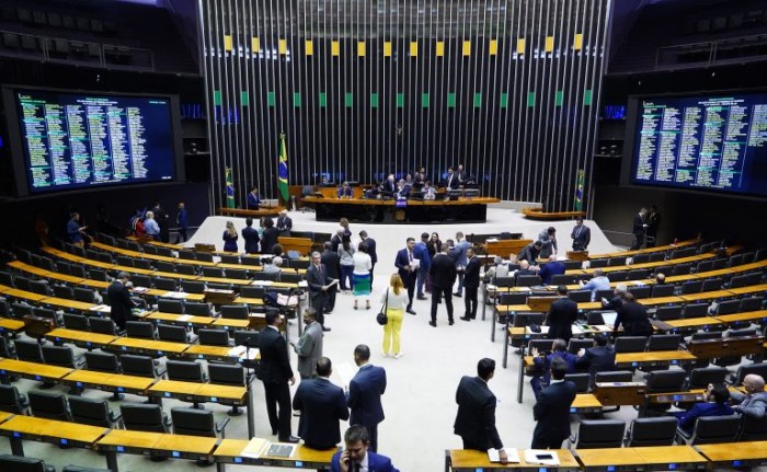Câmara aprova MP do novo programa Mais Médicos; acompanhe