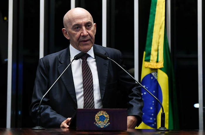 Confúcio Moura lamenta ataque a escola no Paraná
