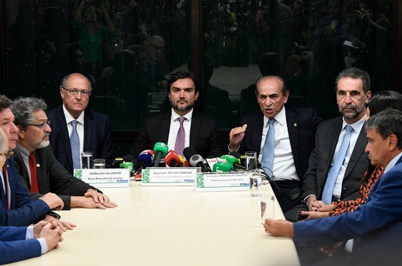 Marcelo Castro aguarda aval de Lula para avançar com a PEC da transição