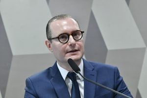 Líderes partidários comemoram aprovação de Cristiano Zanin para vaga no STF
