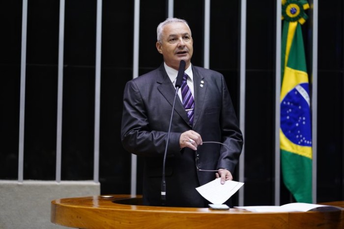 Projeto aprovado permite que polícia apreenda arma de agressor de mulher preso em flagrante
