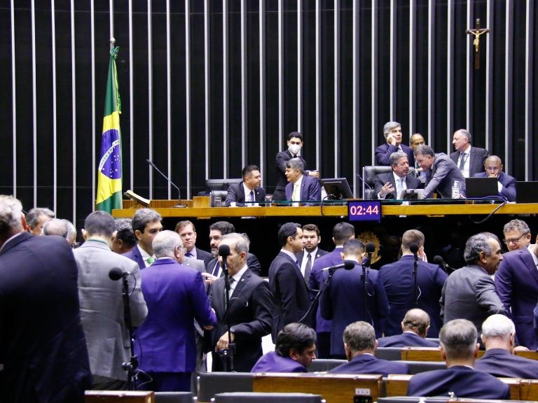 Câmara aprova proposta que susta resoluções da Aneel sobre tarifas de transmissão; acompanhe