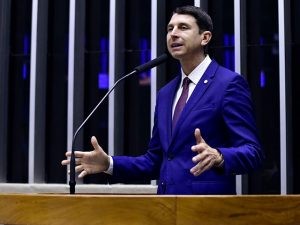 Projeto exige itens de segurança em carro elétrico nacional ou importado