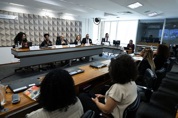 Ensino de história negra não é cumprido, dizem debatedores