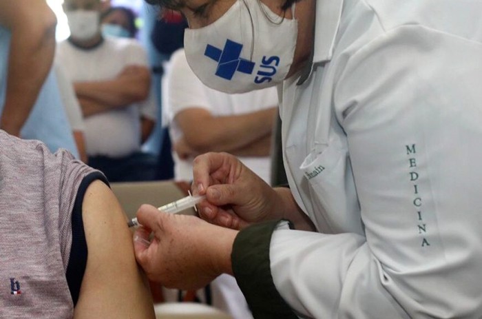 CAS debate projeto que pune simulação na aplicação de vacina