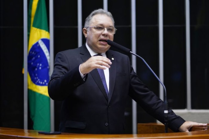 Projeto prevê contagem em dobro do tempo de trabalho de servidores civis da saúde que atuaram na pandemia