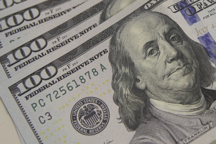 Dólar tem forte alta e fecha a R$ 4,93 com dados dos Estados Unidos