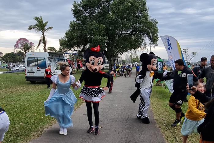 Férias de julho e festivais lotam hotéis e aquecem a economia do Litoral do Paraná