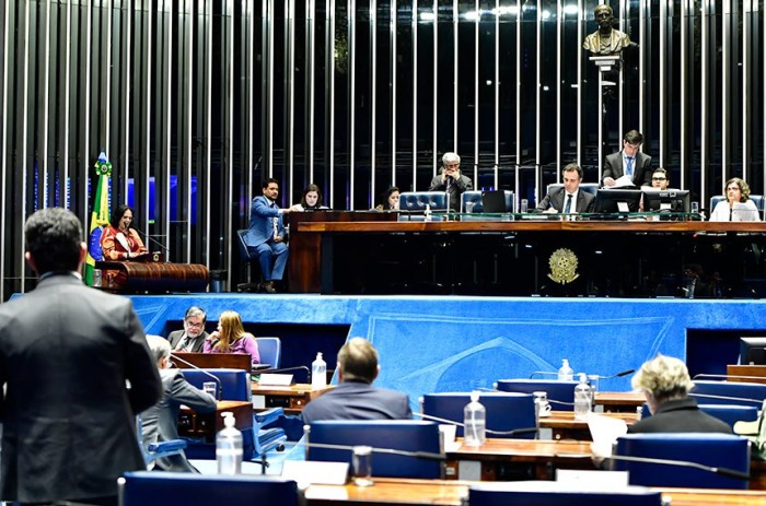 Senado aprova proibição de vínculo empregatício entre igrejas e religiosos