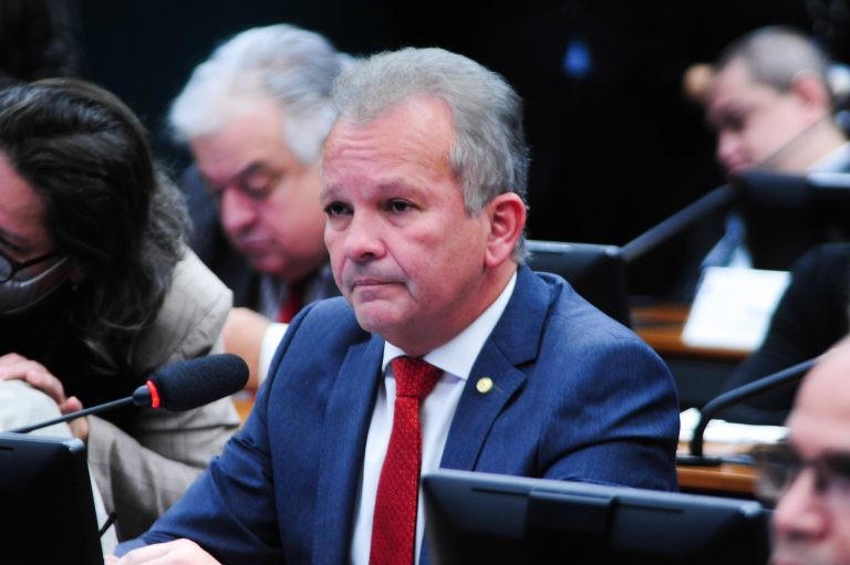 Comissão aprova projeto que aplica regras do caminhoneiro profissional aos motoristas de coletivos urbanos