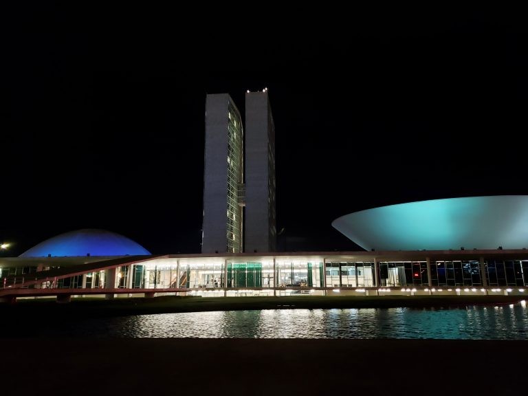 Congresso se ilumina de azul em apoio ao Dia Mundial da Pneumonia