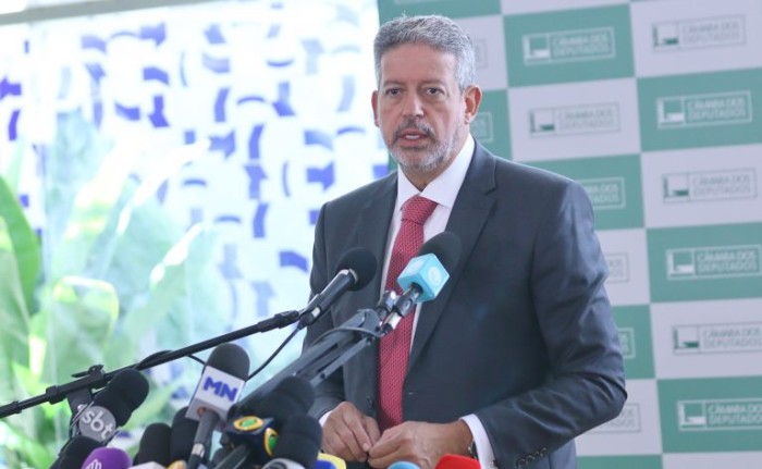 Lira diz que há espaço para reduzir juros, mas defende queda 