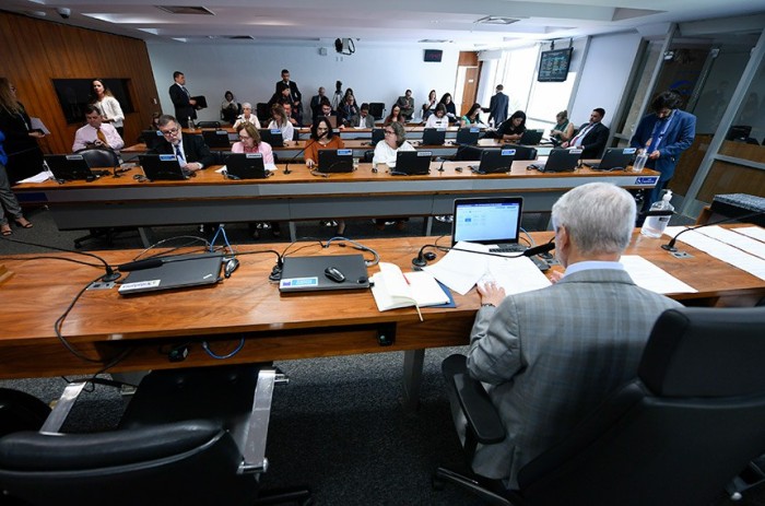 CAS aprova política de qualidade de vida para profissionais da educação