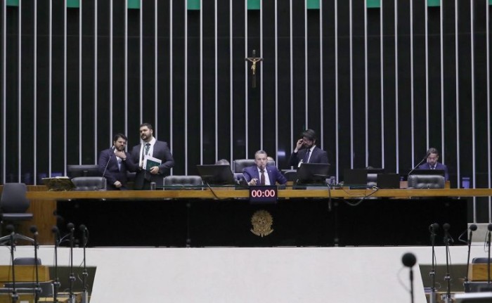 Deputados aprovam regime de urgência para oito projetos de lei; acompanhe