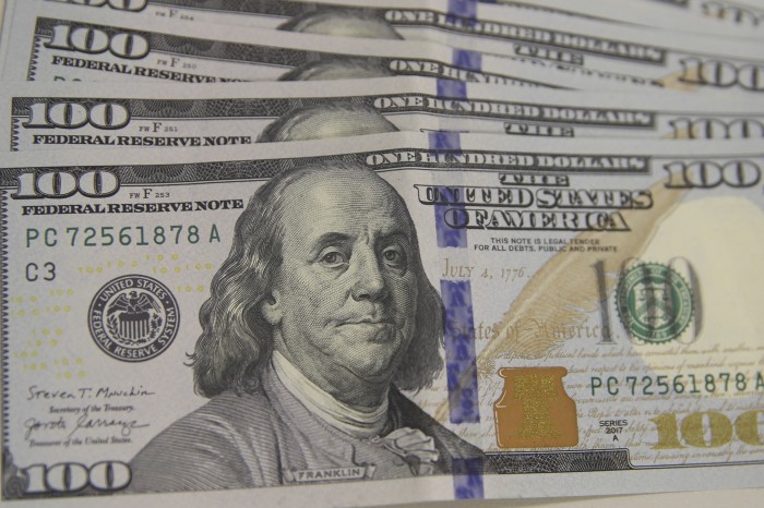 Dólar fecha acima de R$ 4,90 com dados da economia chinesa