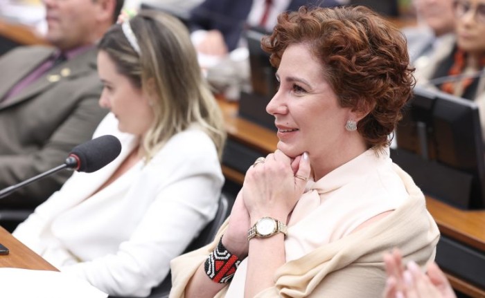 Conselho de Ética arquiva processos contra Carla Zambelli e Nikolas Ferreira