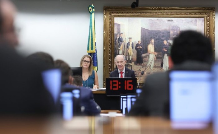 Comissão debate limites constitucionais para atuação política das Forças Armadas