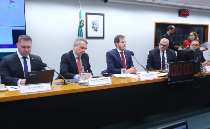 Empresa responsável pela Transnordestina pede liberação de dinheiro público para concluir a obra