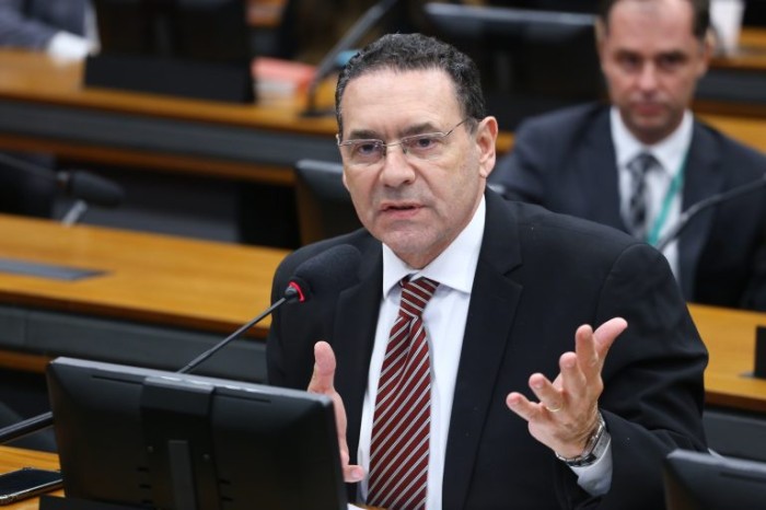 Comissão vai discutir integração de governo, academia e empresas no desenvolvimento da ciência