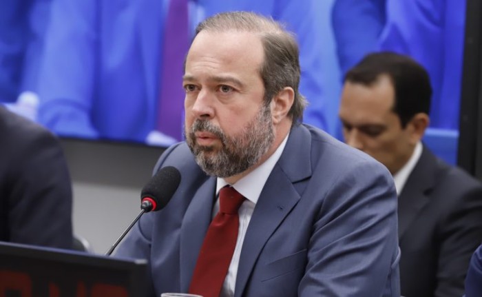 Ministro diz que vai enviar projeto de lei para diminuir custos da energia para o consumidor