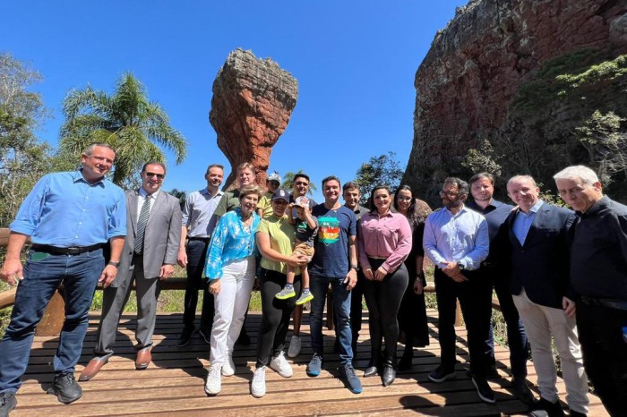 Estado e União discutem aumento de voos para a região dos Campos Gerais após visitas