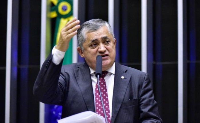Minirreforma eleitoral e socorro aos municípios estão entre as pautas da semana, diz líder do governo