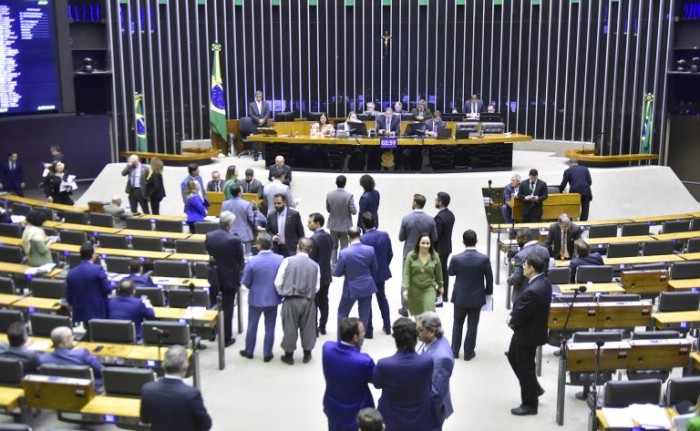 Deputados analisam projeto que regulamenta apostas esportivas; acompanhe