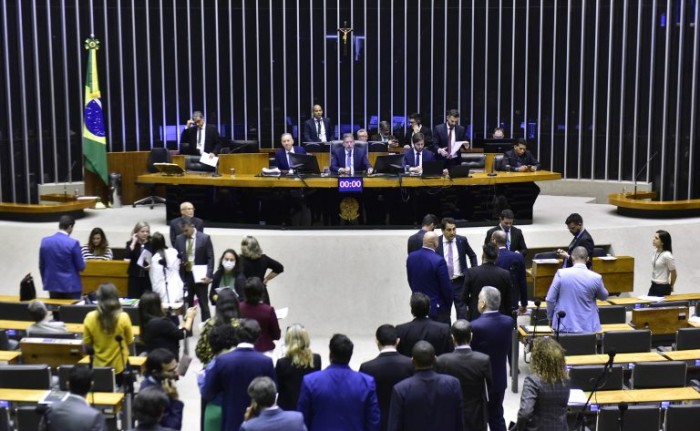 Deputados analisam proposta que altera Lei da Ficha Limpa; acompanhe