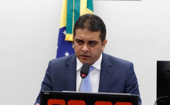 Comissão adia para a próxima semana votação de projeto que proíbe união homoafetiva