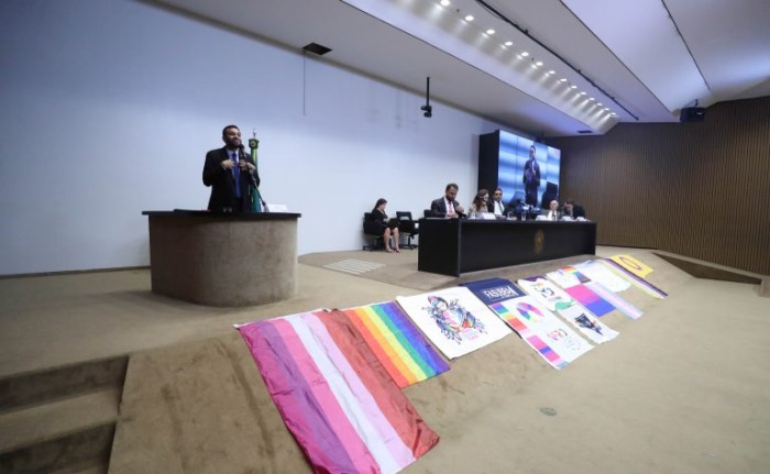 Votação de projeto que proíbe a união de pessoas do mesmo sexo causa polêmica; assista