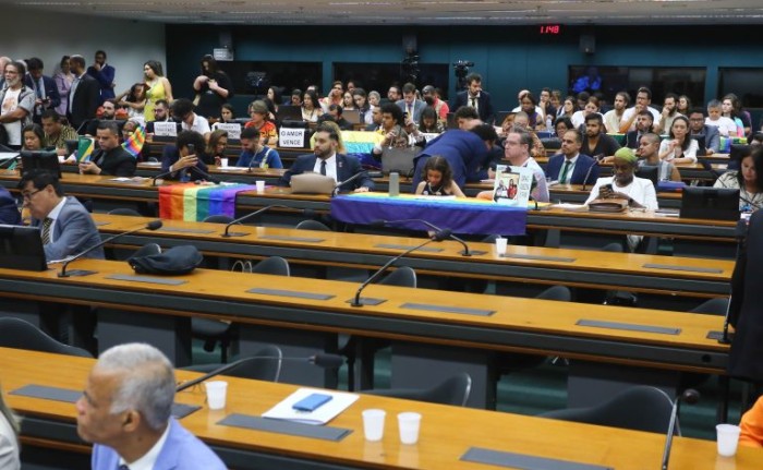 Comissão adia mais uma vez votação de proposta que proíbe união homoafetiva
