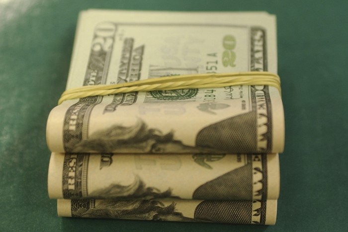 Dólar sobe para R$ 5,04 e fecha no maior valor desde maio