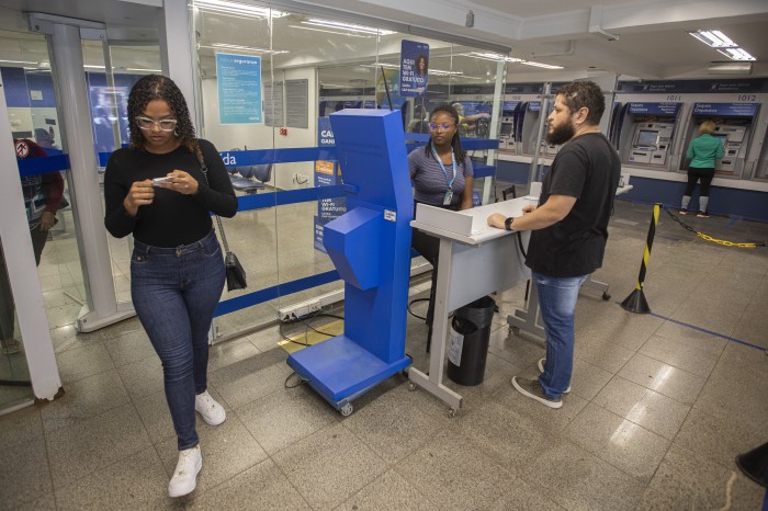 Lula sanciona programa Desenrola com limite para juros do cartão