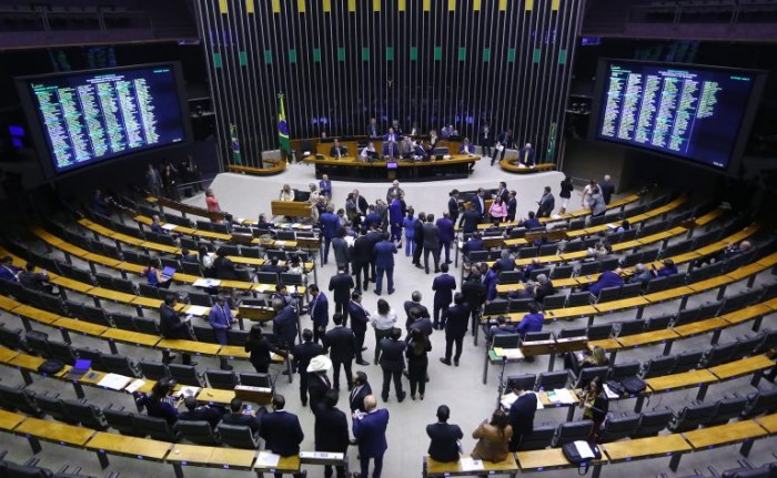 Deputados analisam projeto que cria programa para reduzir fila no INSS; acompanhe