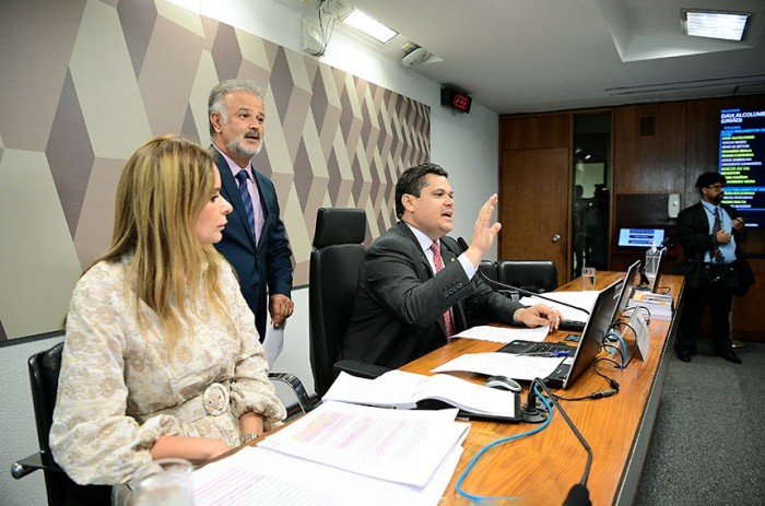 Comissão aprova PEC do processamento de plasma humano