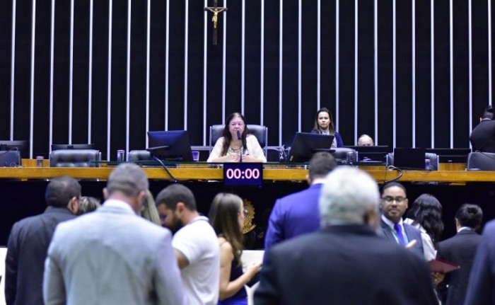 No Dia Nacional de Luta Contra a Violência à Mulher, deputadas cobram avanços