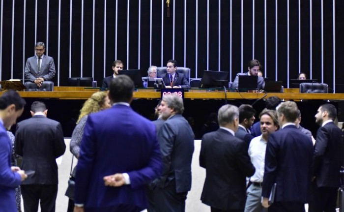 Câmara aprova texto-base de projeto sobre prevenção de desastres e suspende sessão; acompanhe