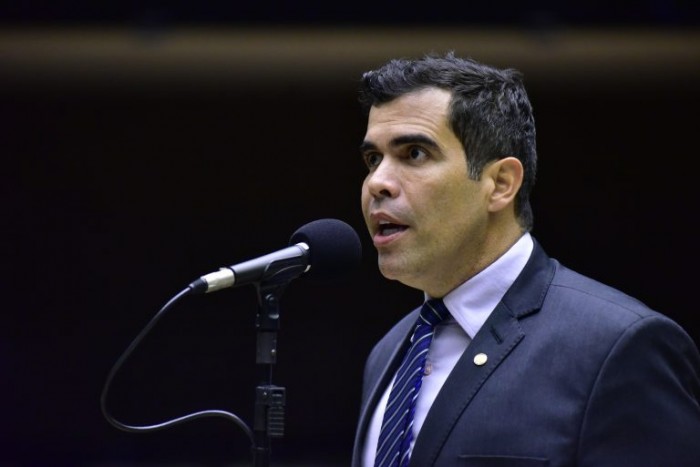 Comissão aprova emenda do Senado que amplia prazo para todas as escolas terem bibliotecas