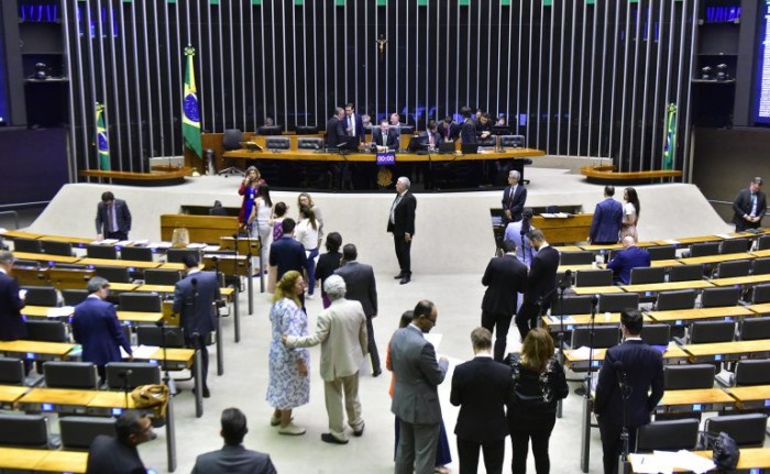 Deputados aprovam urgência para mais quatro projetos de lei; acompanhe