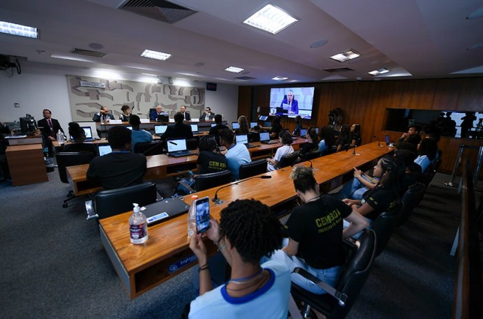 Dados apresentados em audiência da CAS comprovam aumento do vício em celular