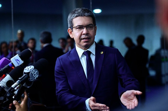 Projeto que tributa investimento em “offshores” deve tramitar na CAE, diz Randolfe