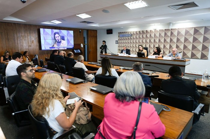 Metas abusivas levam bancários a doenças mentais, aponta debate