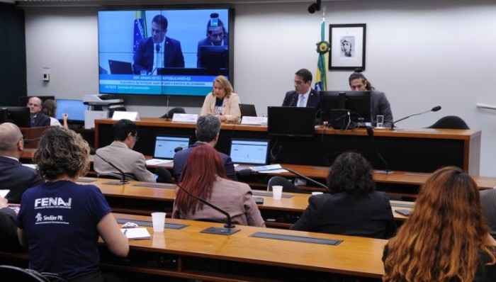 Debatedores defendem diploma de jornalismo como remédio contra notícias falsas